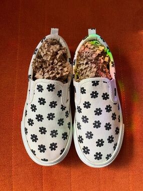 Old Navy Girls Black and White Wildflower Slip Ons